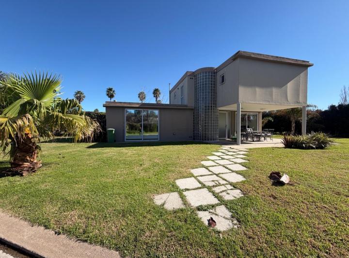 Casa · 174m² · 5 Ambientes · 2 Cocheras