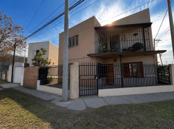 Casa · 180m² · 6 Ambientes · 3 Cocheras