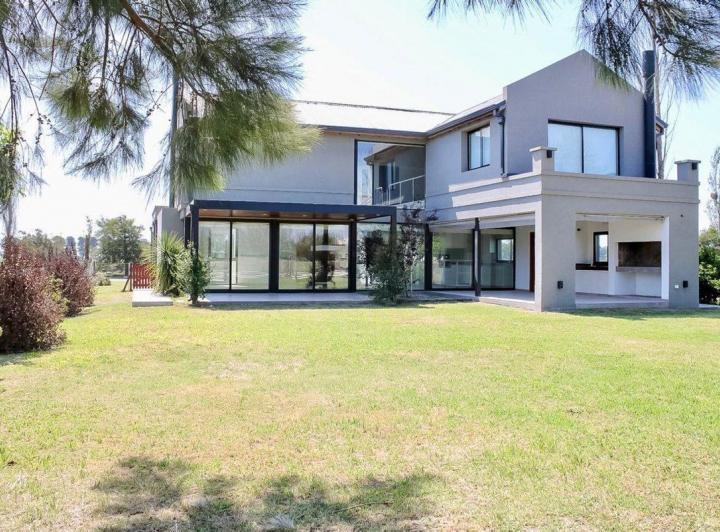 Casa · 260m² · 5 Ambientes · 2 Cocheras