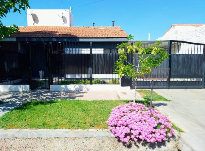 Casa · 140m² · 9 Ambientes · 3 Cocheras