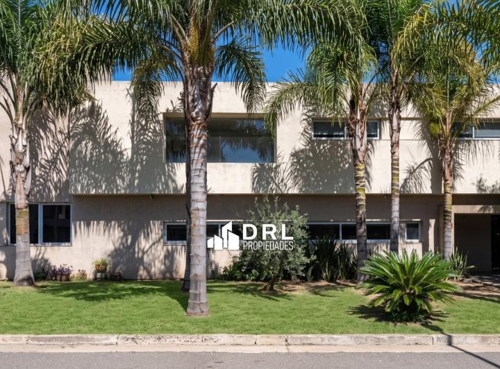 Casa · 400m² · 4 Dormitorios · 4 Cocheras