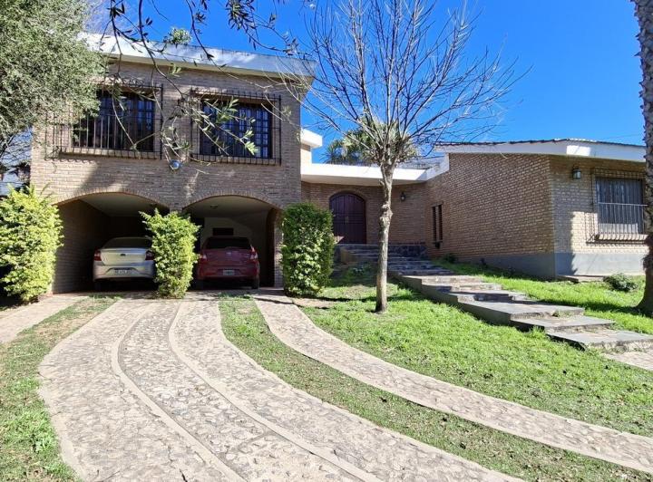 Casa · 382m² · 10 Ambientes · 2 Cocheras