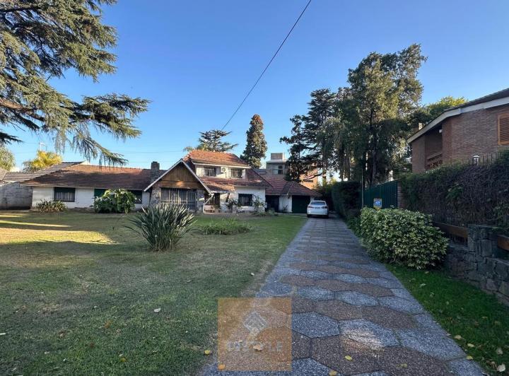 Casa · 347m² · 4 Dormitorios · 2 Cocheras