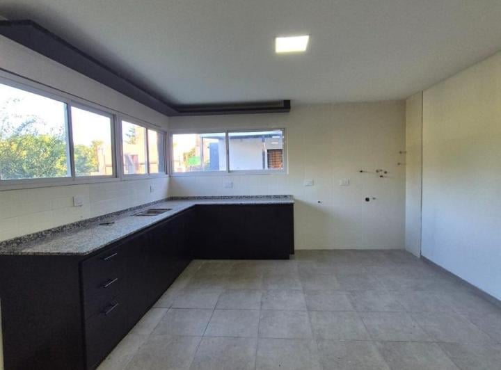 Casa · 702m² · 4 Ambientes · 1 Cochera