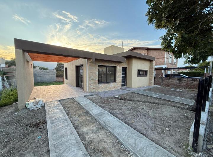 Casa · 80m² · 2 Dormitorios · 1 Cochera