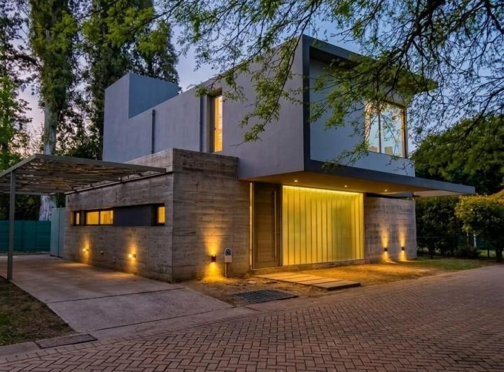 Casa · 195m² · 6 Ambientes · 2 Cocheras