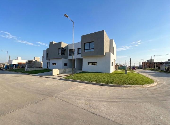 Casa · 100m² · 3 Dormitorios · 2 Cocheras