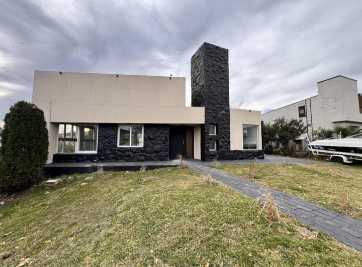 Casa · 1234m² · 6 Ambientes · 4 Cocheras