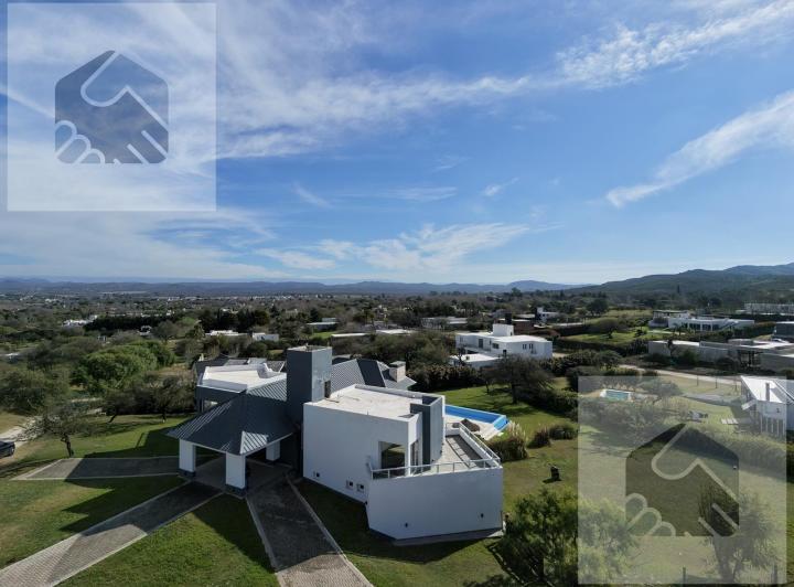 Casa · 3157m² · 8 Ambientes · 1 Cochera