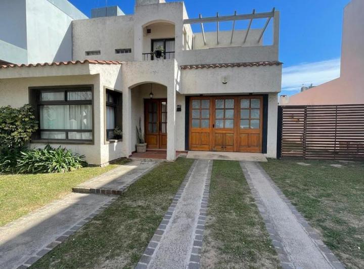 Casa · 360m² · 5 Ambientes · 2 Cocheras