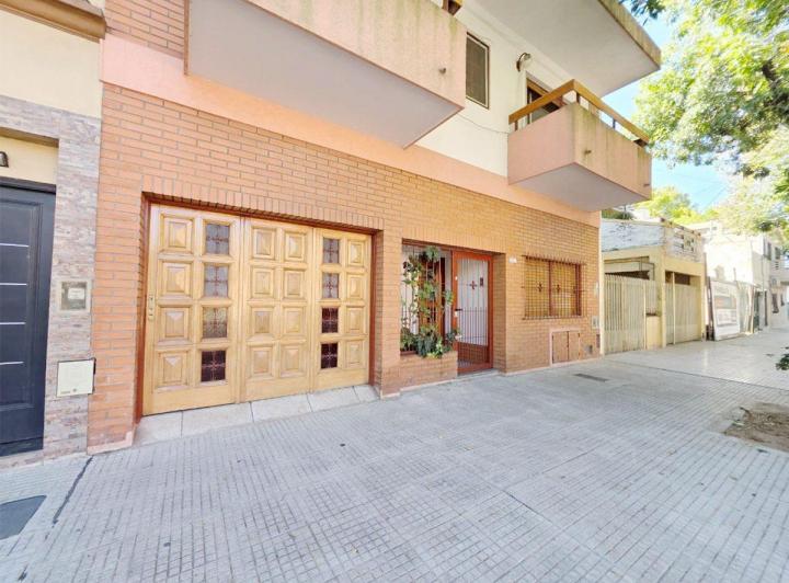 PH · 248m² · 8 Ambientes · 1 Cochera