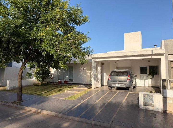 Casa · 200m² · 5 Ambientes · 2 Cocheras