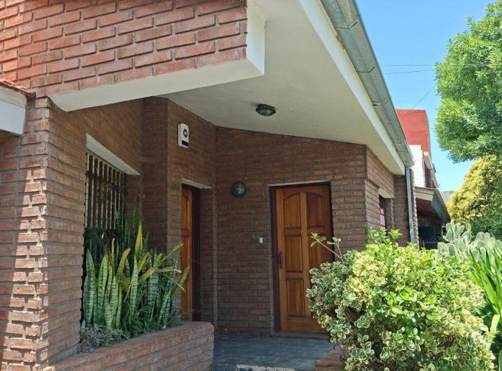 Casa · 219m² · 1 Ambiente · 2 Cocheras