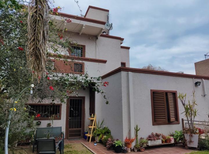 Casa · 200m² · 10 Ambientes · 2 Cocheras