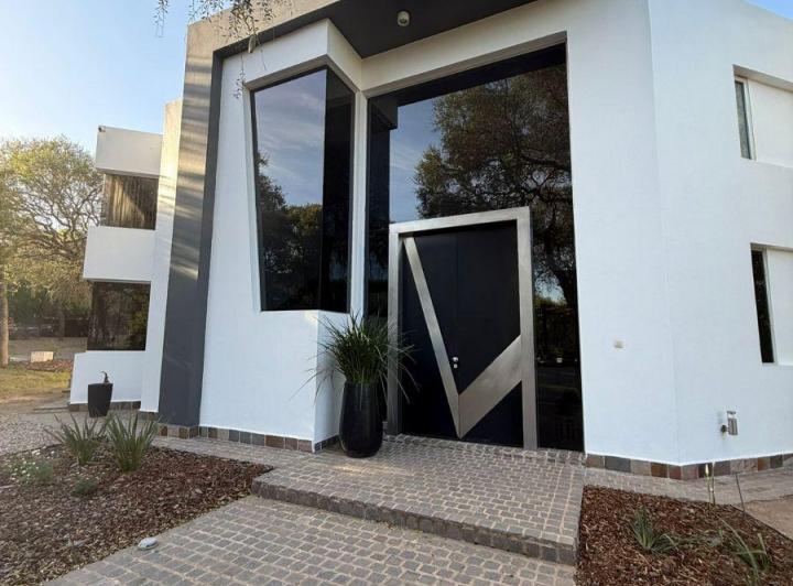 Casa · 430m² · 10 Ambientes · 4 Cocheras