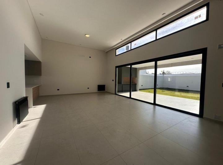 Casa · 230m² · 3 Ambientes · 2 Cocheras