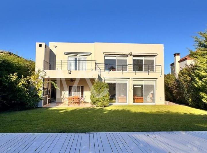 Casa · 330m² · 4 Ambientes · 2 Cocheras