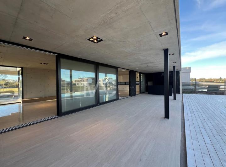 Casa · 435m² · 5 Ambientes · 3 Cocheras