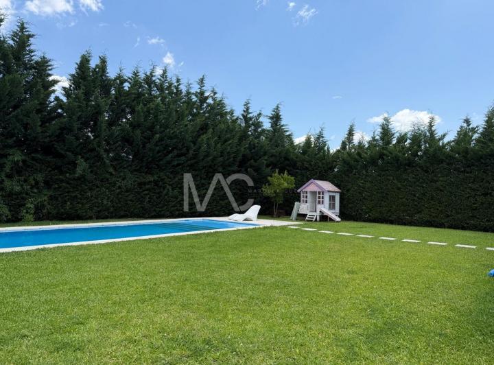 Casa · 220m² · 5 Ambientes · 1 Cochera