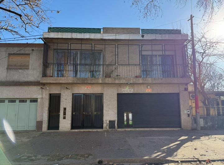 Casa · 210m² · 4 Ambientes · 3 Cocheras