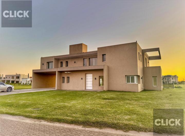 Casa · 283m² · 5 Ambientes · 2 Cocheras