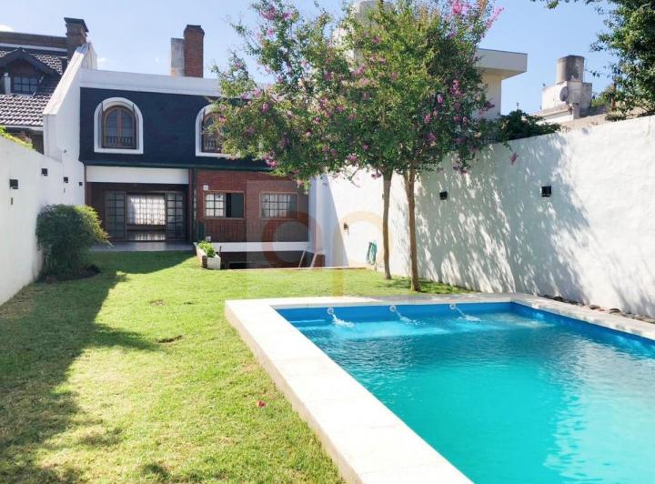 Casa · 340m² · 7 Ambientes · 3 Cocheras