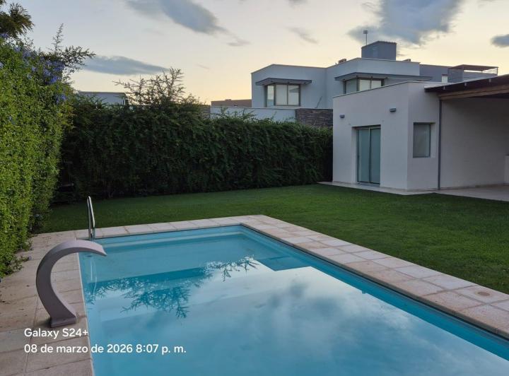 Casa · 220m² · 5 Ambientes
