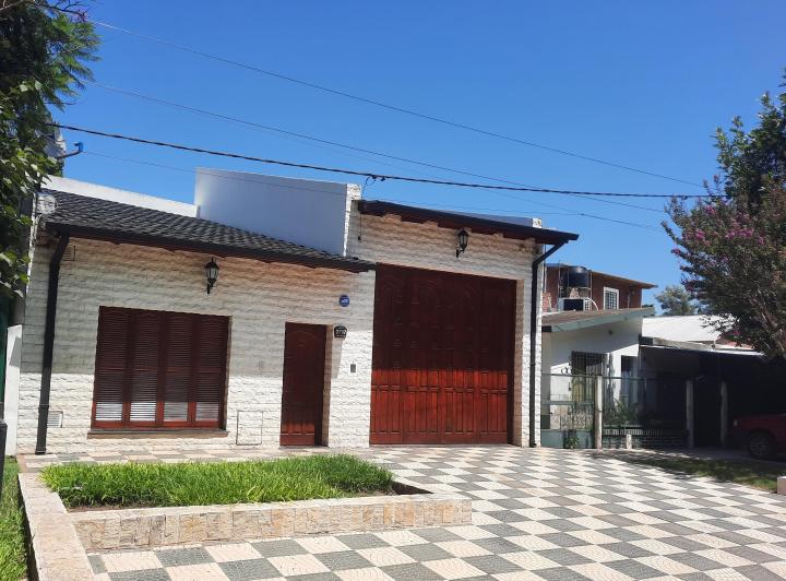 Casa · 338m² · 6 Ambientes · 2 Cocheras