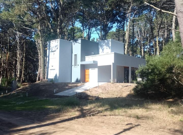 Casa · 200m² · 6 Ambientes · 2 Cocheras