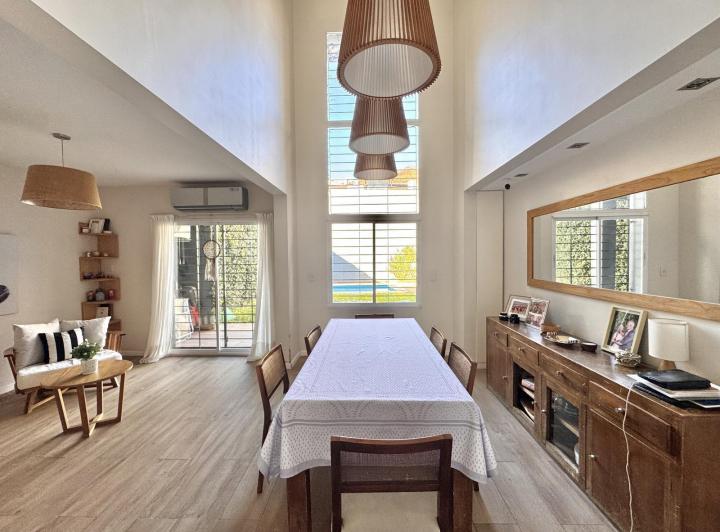 Casa · 240m² · 4 Dormitorios · 1 Cochera