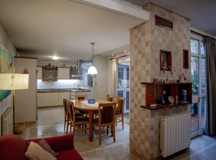Casa · 215m² · 4 Ambientes · 1 Cochera