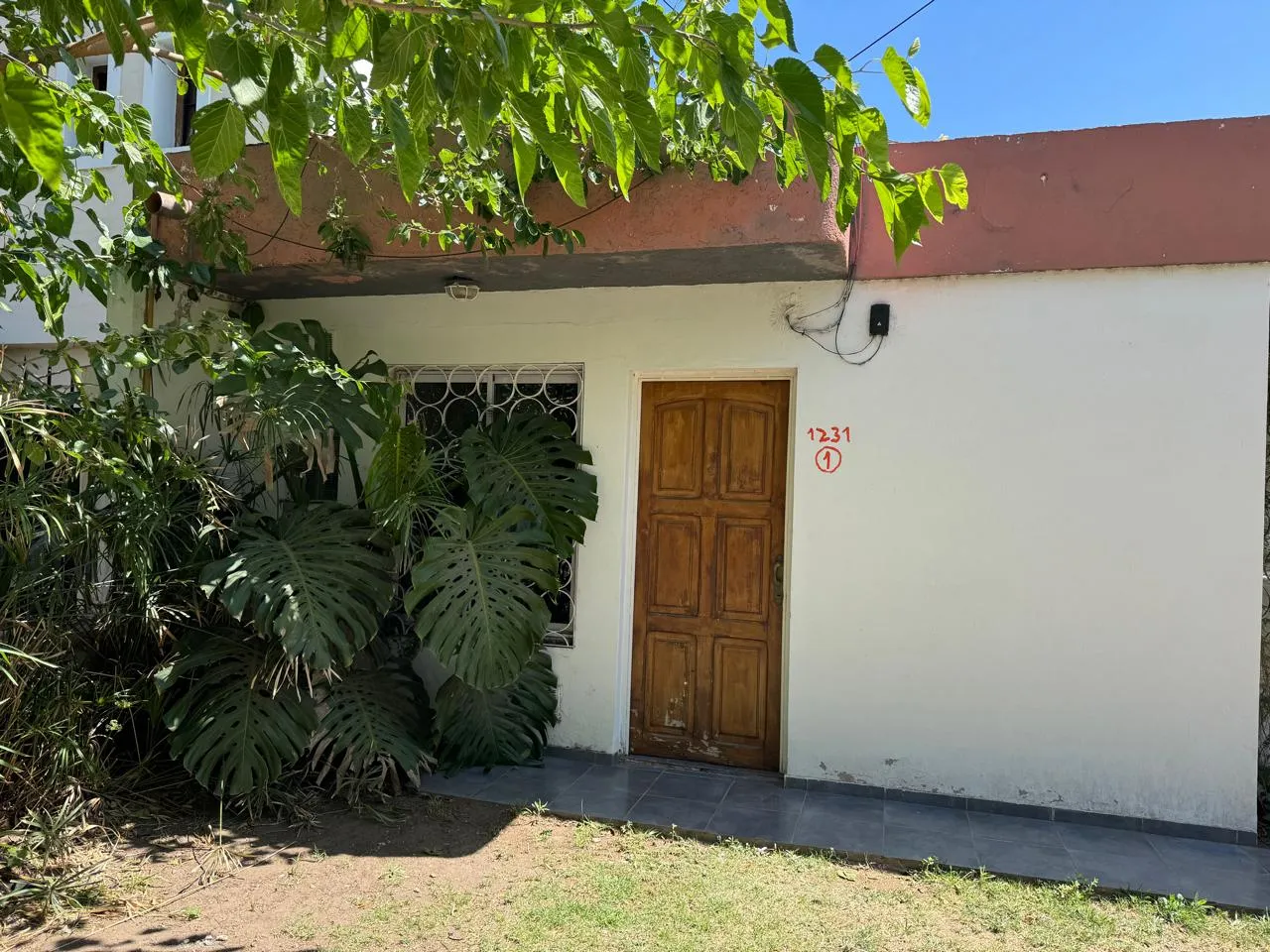 Alquilo casa de un dormitorio con entrada independiente 2 baños. Urca