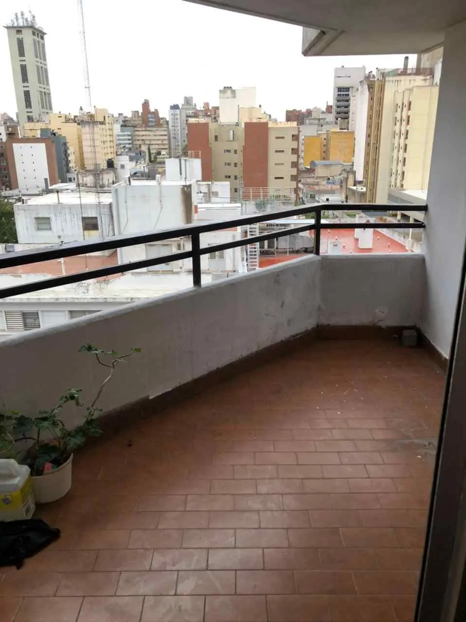 ALQUILO EXCELENTE DEPARTAMENTO DE 2 DORMITORIOS, SOBRE COLON, CENTRO.
