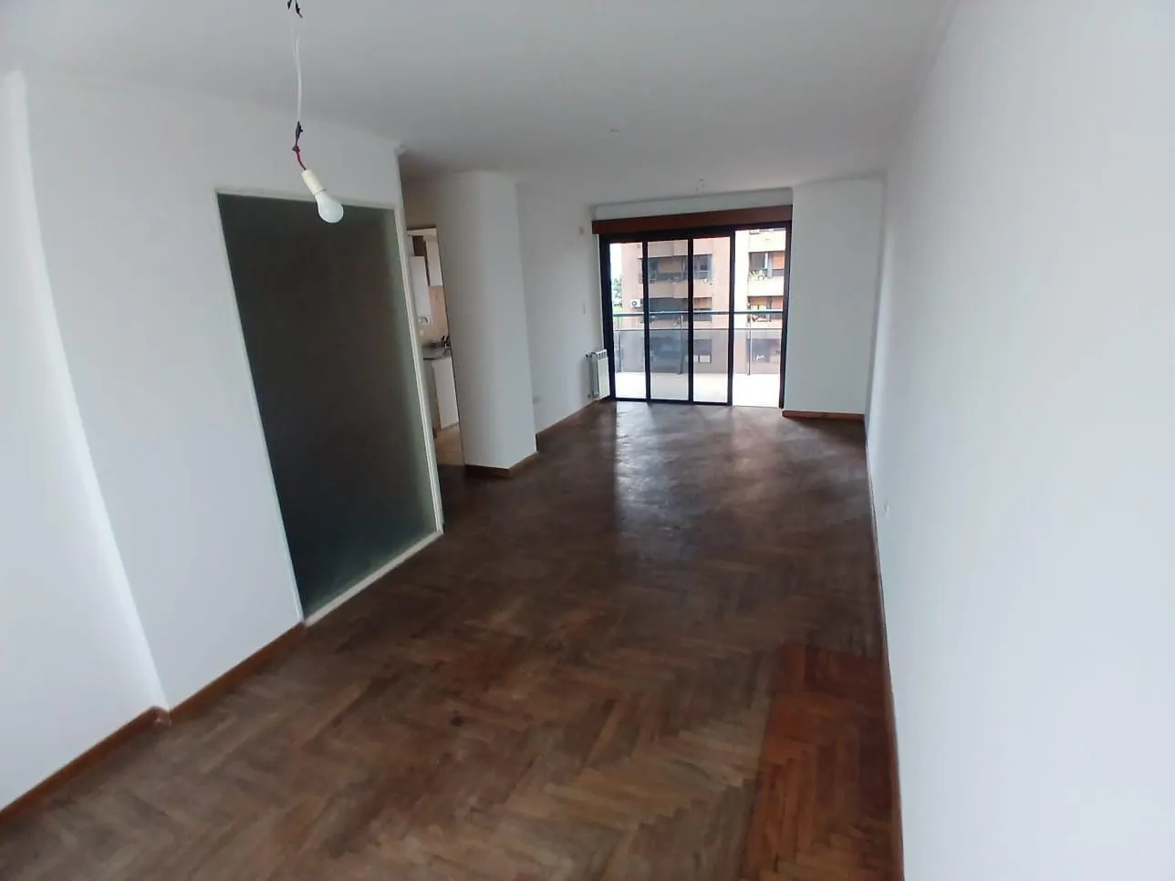 Externo sobre Avenida San Juan 800 - Amplio con balcón - 2 dorm. 3 baños