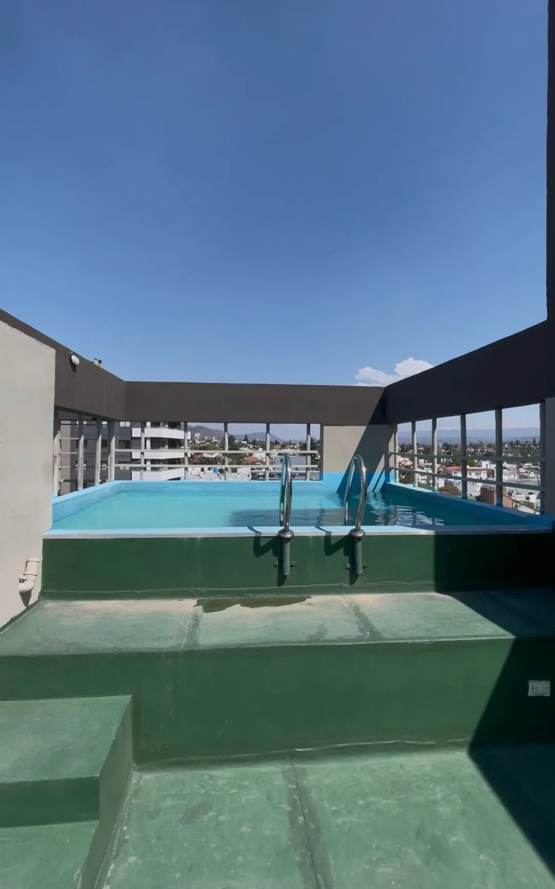 DEPARTAMENTO VILLA CARLOS PAZ CENTRO CORDOBA 2 DORMI BALCON PILETA TERRAZA A MTS TERMINAL TURISMO VENTA