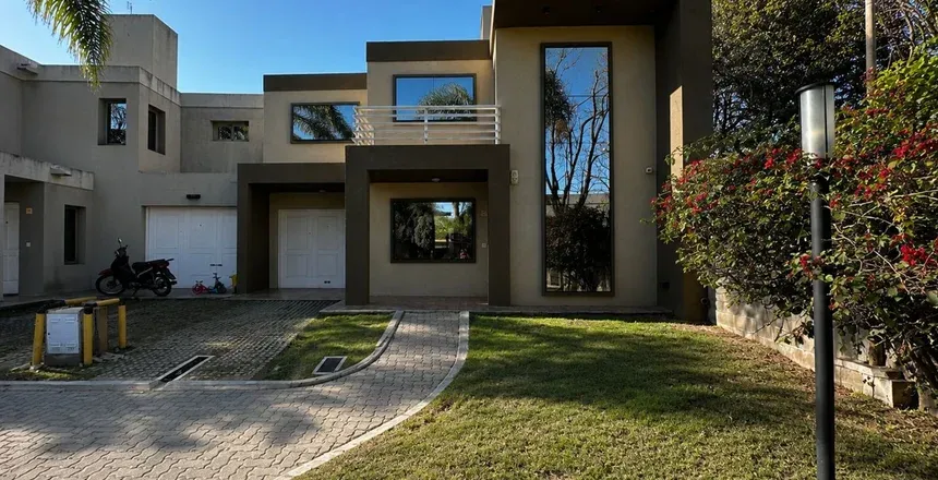 VENTA CASA 3 DORM PATIO PILETA COCHERA DOBLE HOUSING SOLARES DE SANTA MARIA