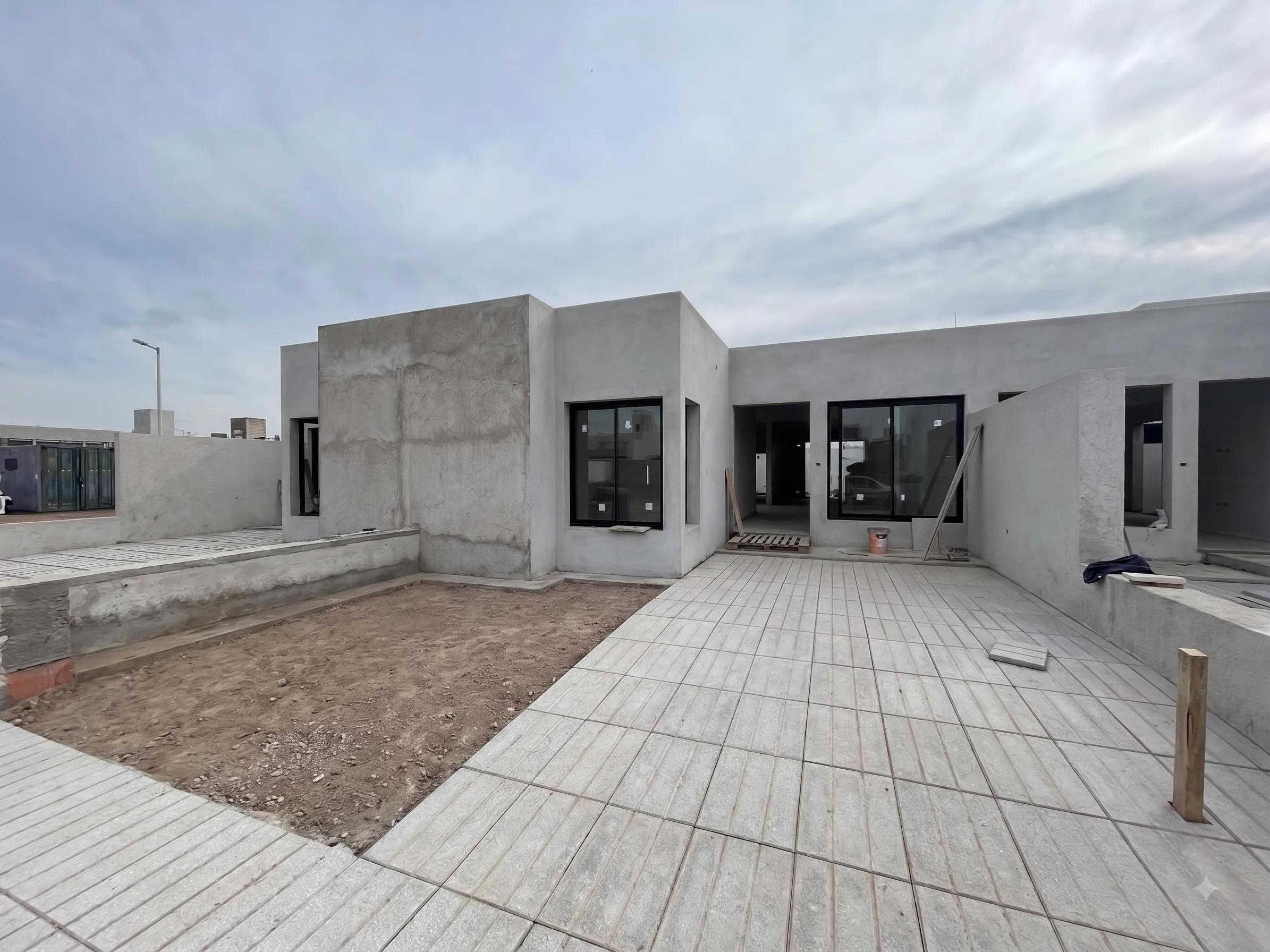 CASA EN VENTA COLINAS DE MANANTIALES 2 DORMITORIOS MAS ESCRITORIO Y PILETA