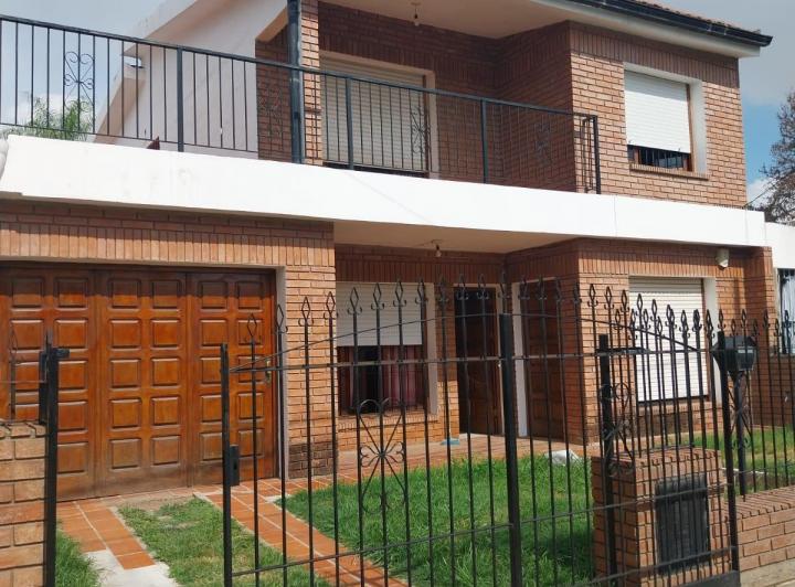 Casa · 200m² · 7 Ambientes · 2 Cocheras