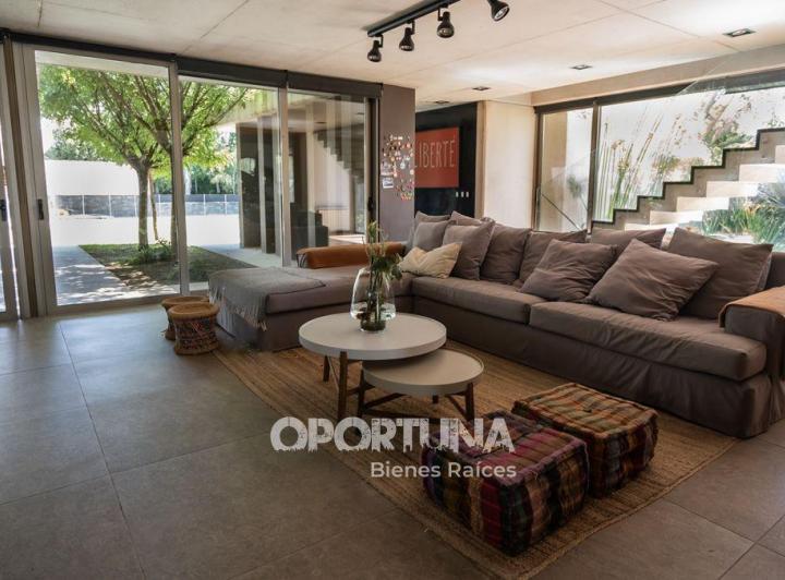 Casa · 760m² · 14 Ambientes · 3 Cocheras