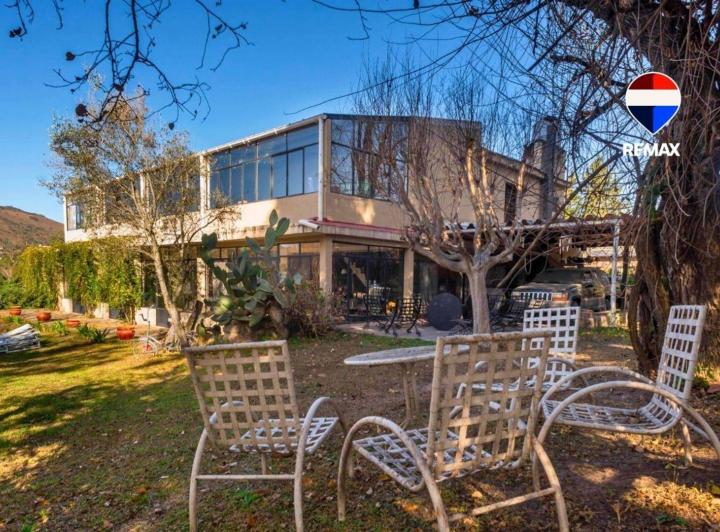 Casa · 500m² · 8 Ambientes · 3 Cocheras