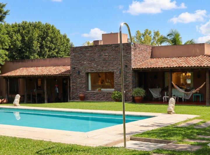 Casa · 395m² · 8 Ambientes · 4 Cocheras