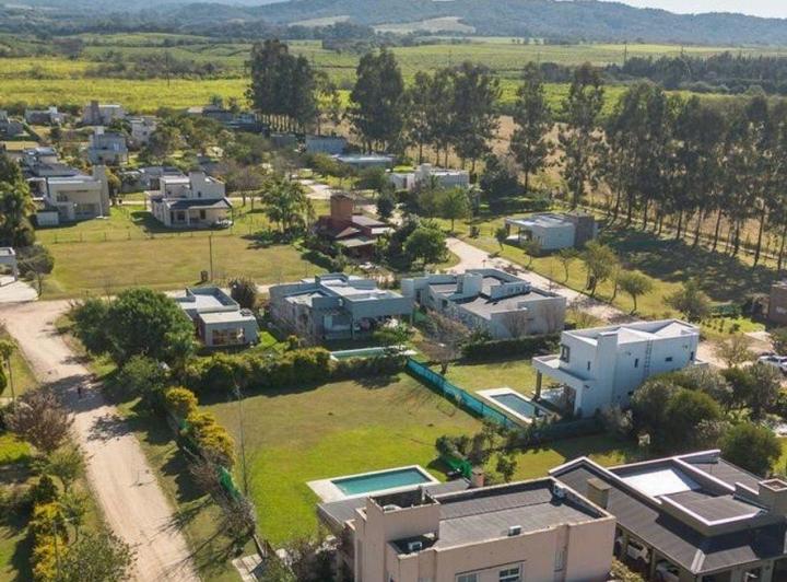 Casa · 330m² · 6 Ambientes · 2 Cocheras