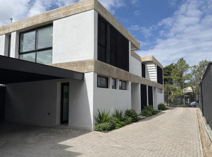 Casa · 223m² · 3 Ambientes · 2 Cocheras