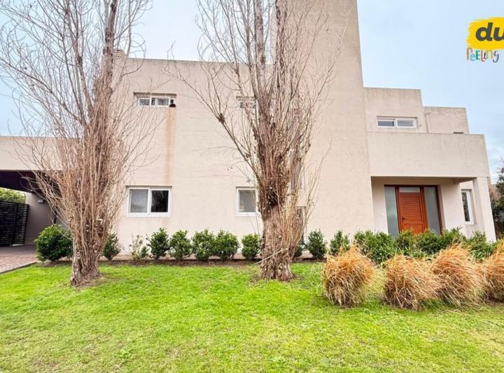 Casa · 900m² · 10 Ambientes · 2 Cocheras