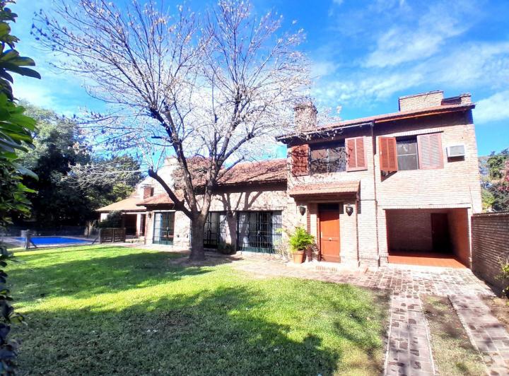 Casa · 220m² · 5 Ambientes · 1 Cochera