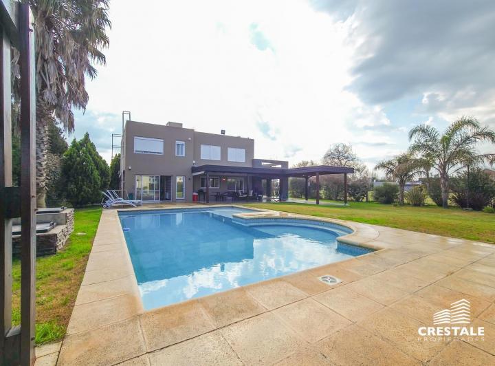 Casa · 240m² · 6 Ambientes · 4 Cocheras