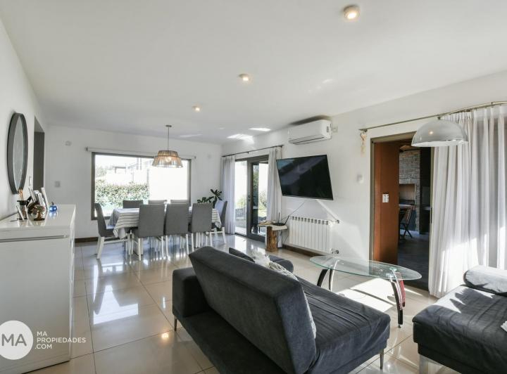 Casa · 172m² · 6 Ambientes · 2 Cocheras