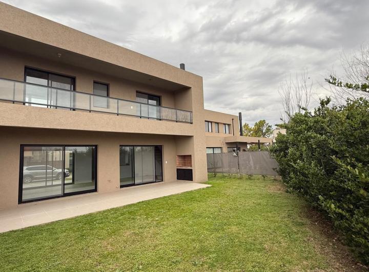 Casa · 105m² · 2 Dormitorios · 2 Cocheras