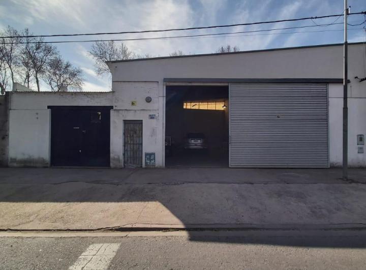 Casa · 370m² · 2 Dormitorios · 1 Cochera