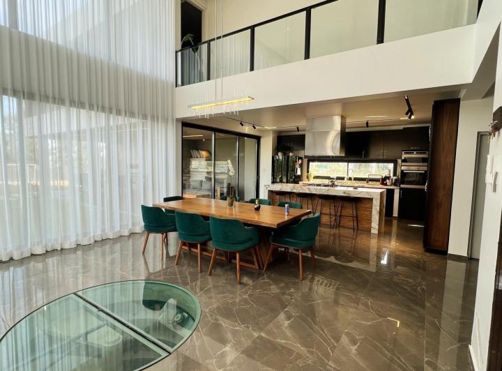 Casa · 270m² · 8 Ambientes · 2 Cocheras